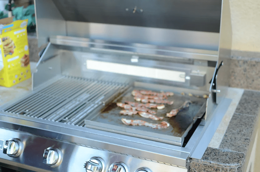 Kokokmo_grills_griddle_plate_insert_cooking_bacon